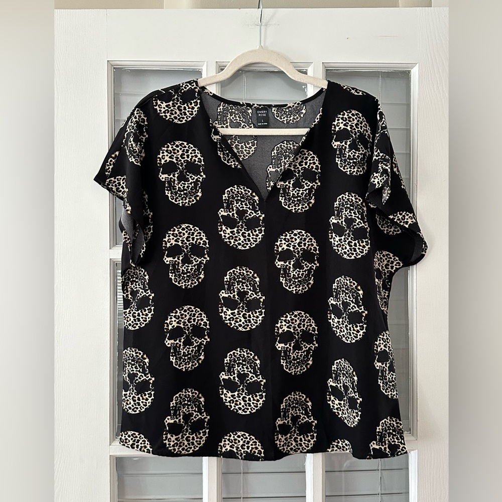 Emery Rose Women’s L Black Leopard Skull V- Neck Short Sleeve Blouse | SKU 0865